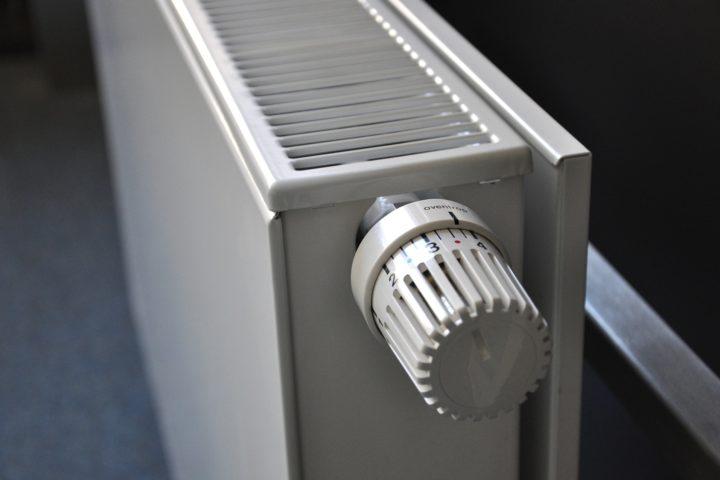 Lämmityskaudella on tärkeää laittaa patterin termostaatti oikeille asetuksille.