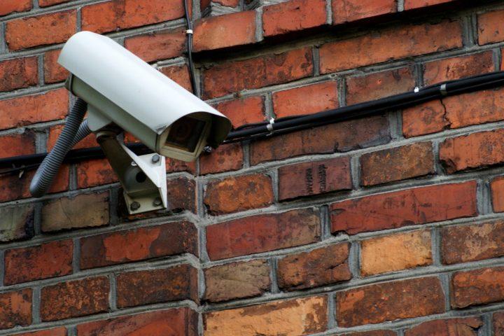 Yksi vaihtoehto parantaa taloyhtiön turvallisuutta on hankkia valvontakamerat.