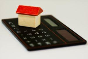 Taloyhtiöllä voi olla paljon lainaa. Miten osakkaan tai asunnon ostajan pitäisi suhtautua taloyhtiölainoihin?