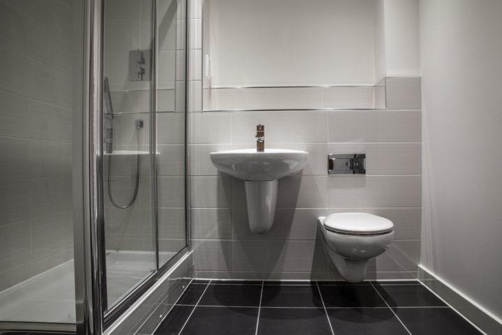 Kylpyhuoneen kunnossapitoon ja vesimaksuun liittyvät laiminlyönnit ja väärinkäsitykset aiheuttavat taloyhtiöissä päänvaivaa.