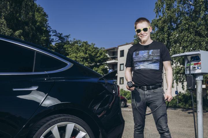 Myyrmäkeläinen Joni Savolainen edisti sähköauton latauspisteen hankintaa taloyhtiöönsä omalla työllään.
