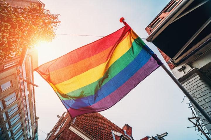 Pride-lippu saa liehua parvekkeella myös taloyhtiössä, kunhan sen asettelee turvallisuuden huomioiden.