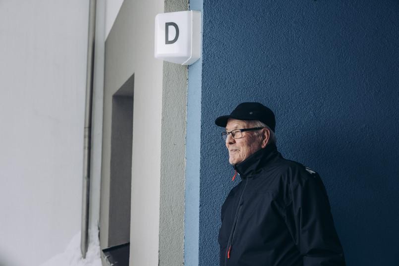 Asunto Oy Porvoon Hansatie 2:n rapun sisäänkäynnin edessä taloyhtiön entinen hallituksen pj. Matti Sund.
