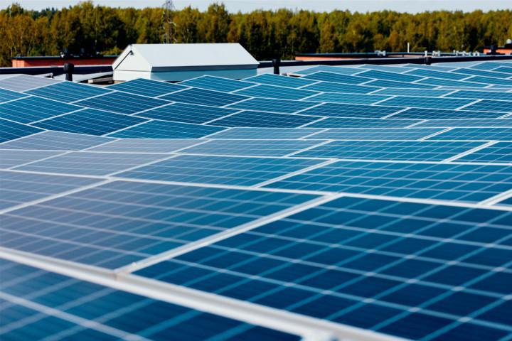 Aurinkopaneelit tuovat taloyhtiölle säästöä