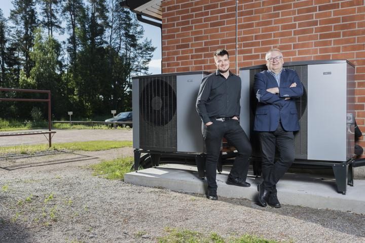 Lohjan Vuokra-asunnot Oy:n kiinteistöpäällikkö Sami Ylenius ja toimitusjohtaja Veli Haukka seisovat taloyhtiön seinustalla