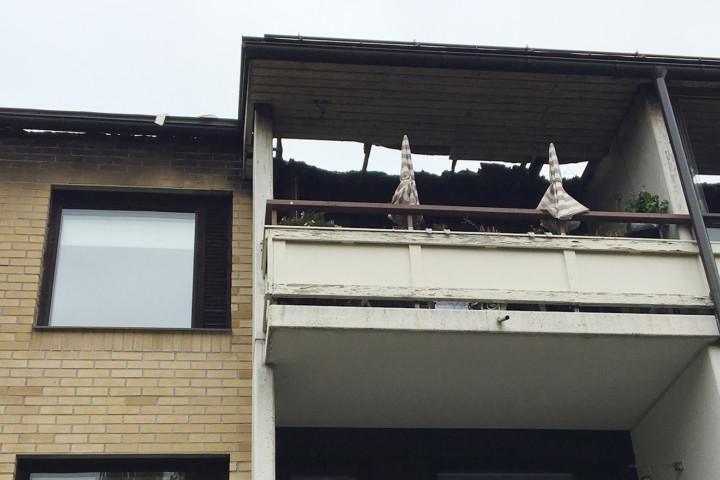 Tulipalo lähti kulmahuoneiston alimmalta parvekkeelta ja levisi lopulta kattoa pitkin koko taloon.