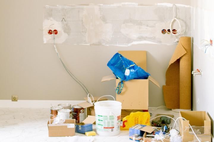 Vain maalaus ja tapetointi vanhassa asunnossa eivät vaadi asbestinäytteen ottamista