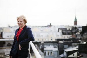 Piia-Noora Kauppi asuu itse omakotitalossa, mutta omistaa sijoitusasuntoja taloyhtiöissä.