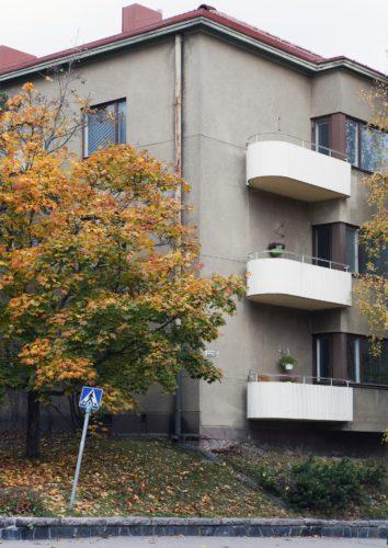 1940-luvun kerrostalojen tyyppiviat ovat tyypillisesti säännöstelyajan heikkolaatuiset rakennusmateriaalit, painuneet purueristeet, alkuperäisten valurautaputkien ja sähköjen vanhentuminen sekä painovoimaisen ilmanvaihdon haasteet nykyajan asumisvaatimuksissa.
