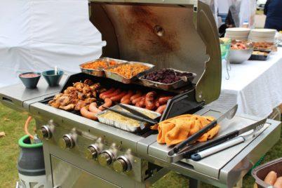 Julkisivuremontin valmistumisjuhlissa oli pöytä koreana.