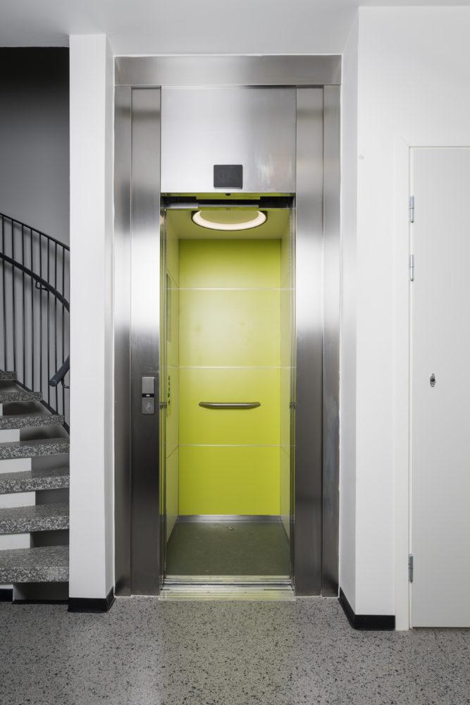 Lisärakentamisen yhteydessä toteutettu jälkiasennushissi.