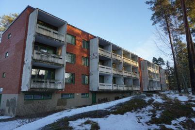 Teerikuja 2:n parvekkeet ennen remonttia 