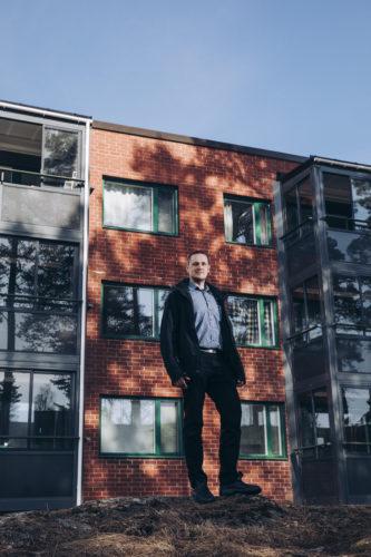 Peter Sjöströmin seisoo uusien parvekkeiden edessä