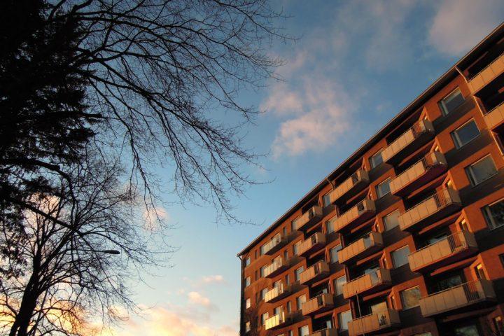 Taloyhtiöissä kannattaa suunnitella korjaukset jo etukäteen. Näin korjausvelka ei pääse yllättämään ja talouskin pysyy kunnossa. Hyvin hoidettu taloyhtiö säilyttää arvonsa.