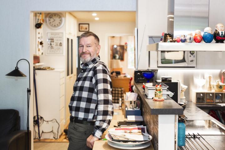 Eero Heikkinen johtaa kuopiolaista pienkerrostaloyhtiötä. Hallitus pohtii sähköautojen lataamisasioita.