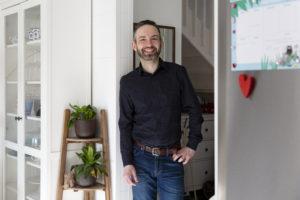 Michaël Vanamo johtaa puutaloyhtiötä Söderkullassa. Hänen toivoo, että osakkaat viihtyvät yhtiössä hyvin ja kauan.
