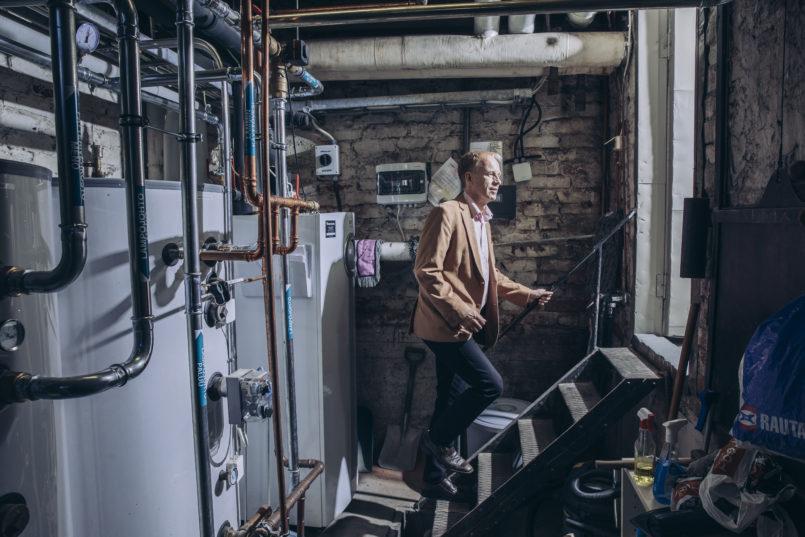 Asunto Oy Kivelänkatu 1 b:n hallituksen puheenjohtaja Jari Kajas on tyytyväinen maalämmöstä saatavaan maaviileään, jolla viilennetään taloyhtiön asunnot