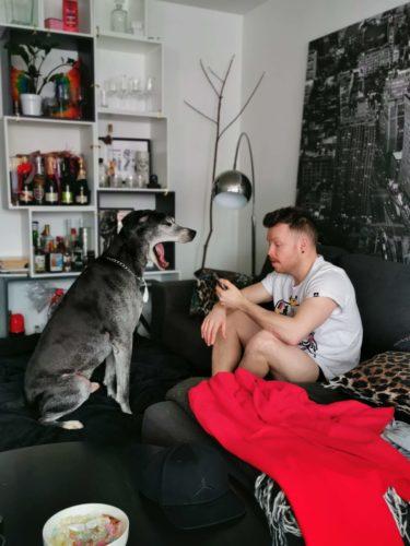 Hoitokoira Frank ja Marko Fali. Naapuriapuna voi ottaa esimerkiksi koiran hoitoon.