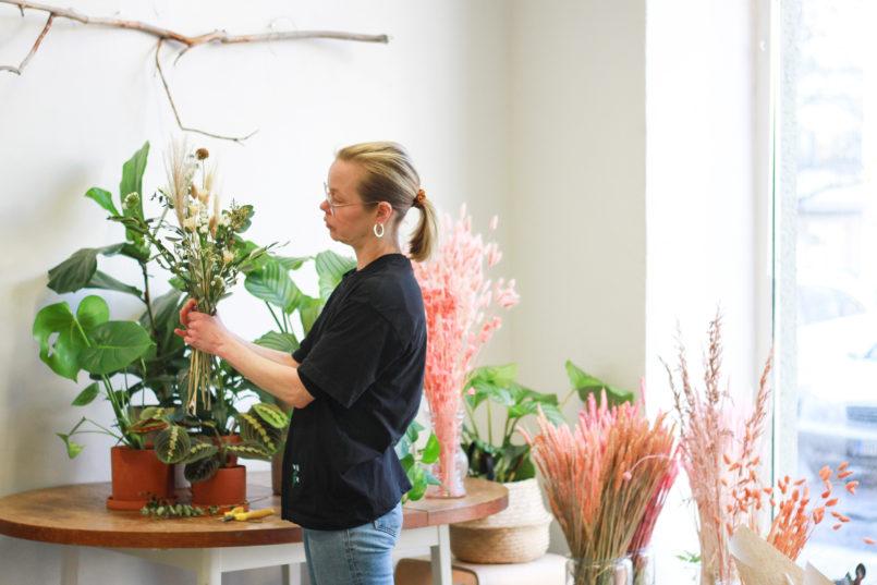 Harjun Kukka ja HEnna riikkonen myyvät kukkia Woltilla