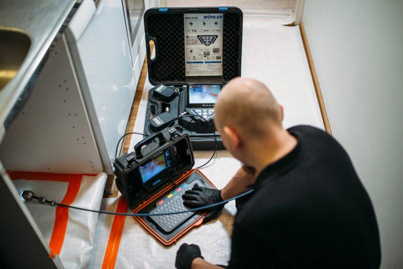 Viemäriputkiston vuositarkastus käynnissä keittiössä osana taloyhtiön huoltosopimusta.