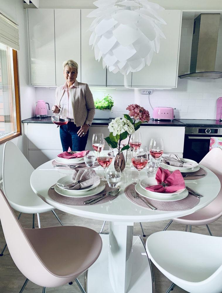 Tiina Rantanen on todella tyytyväinen remonttiinsa: keittiöni on ihana, hän sanoo.