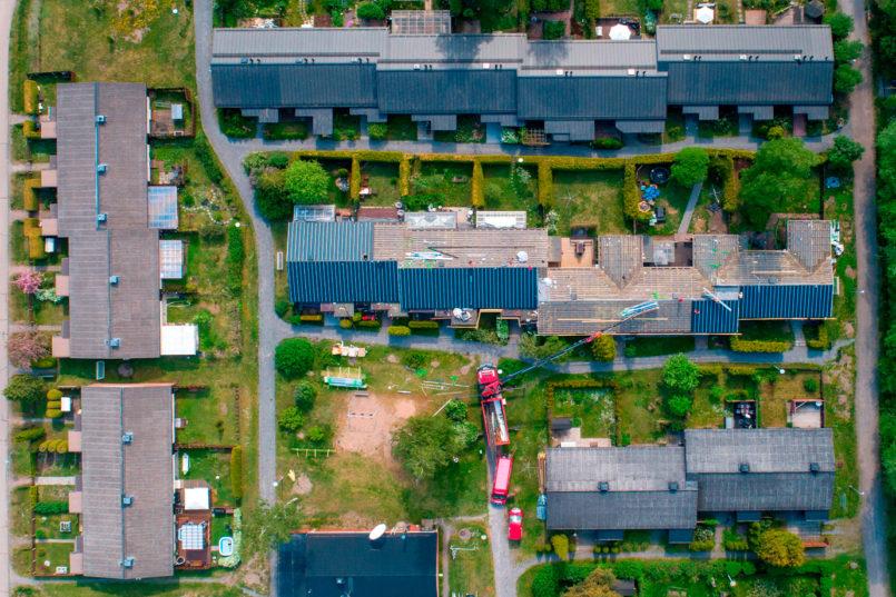 Nosturiavusteinen kattoremontti: taloyhtiön pihapiiri pysyy siistinä