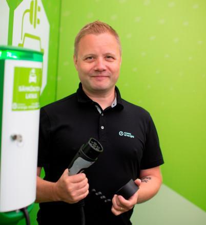 Kimmo Sulkanen vastaa taloyhtiöiden sähköautojen latausratkaisuiden valikoimasta.