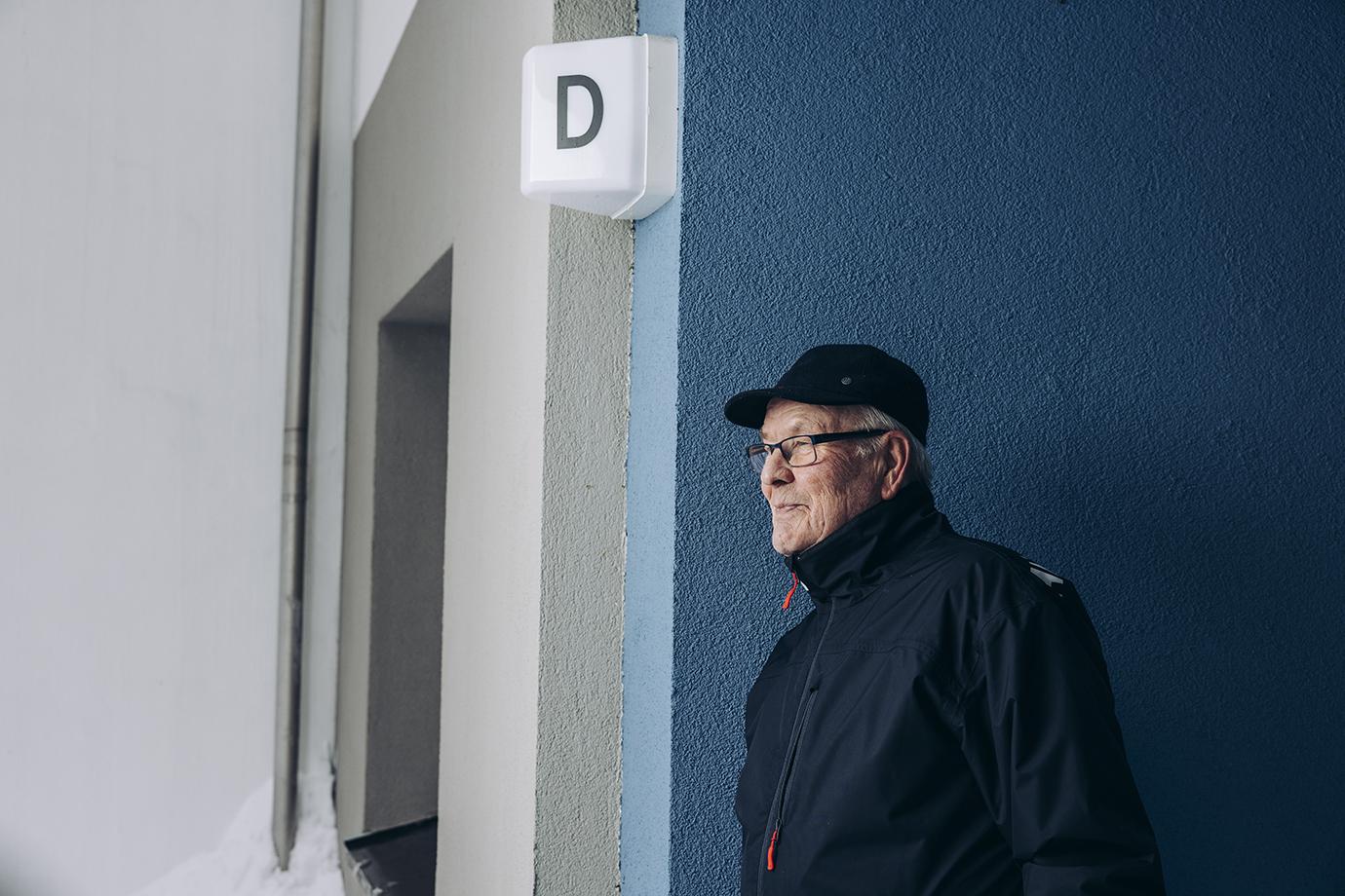 Asunto Oy Porvoon Hansatie 2:n rapun sisäänkäynnin edessä taloyhtiön entinen hallituksen pj. Matti Sund.
