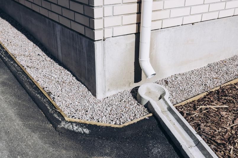 Nyt sadevedet eivät enää valu sokkelin viereen vaan ohjautuvat kouruun ja kauemmaksi rakennuksista