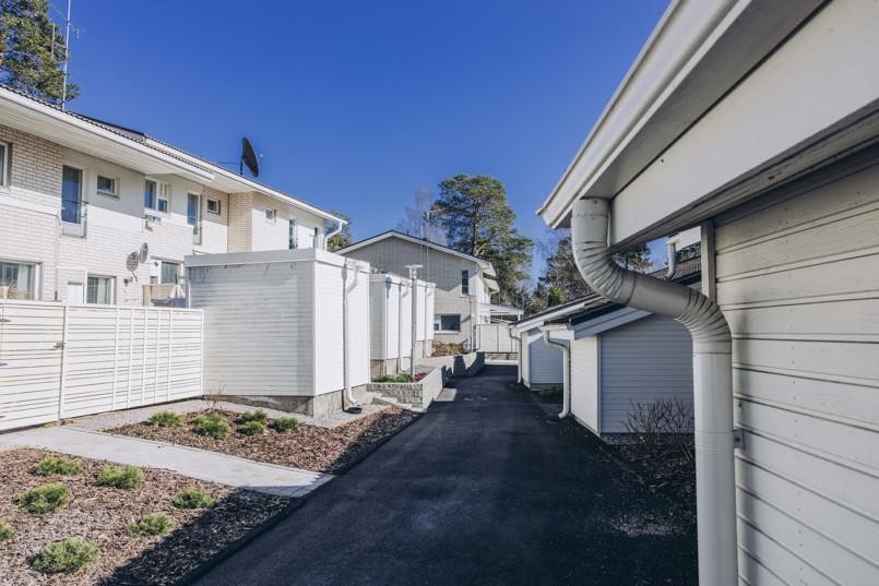 Rivitalojen välinen piha-alue käytävineen on nyt ilmeeltään yhteinäinen