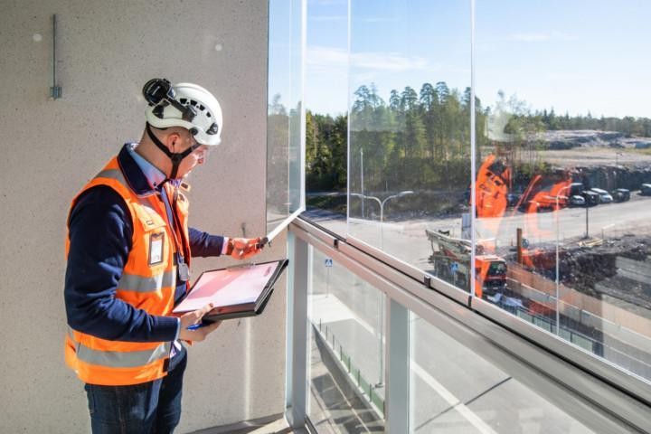Säännöllinen parvekelasitusten huolto pidentää lasitusten käyttöikää.