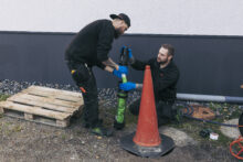 Viemärisukan asettaminen "asennustykkiin", kun sukitetaan putkistoa.