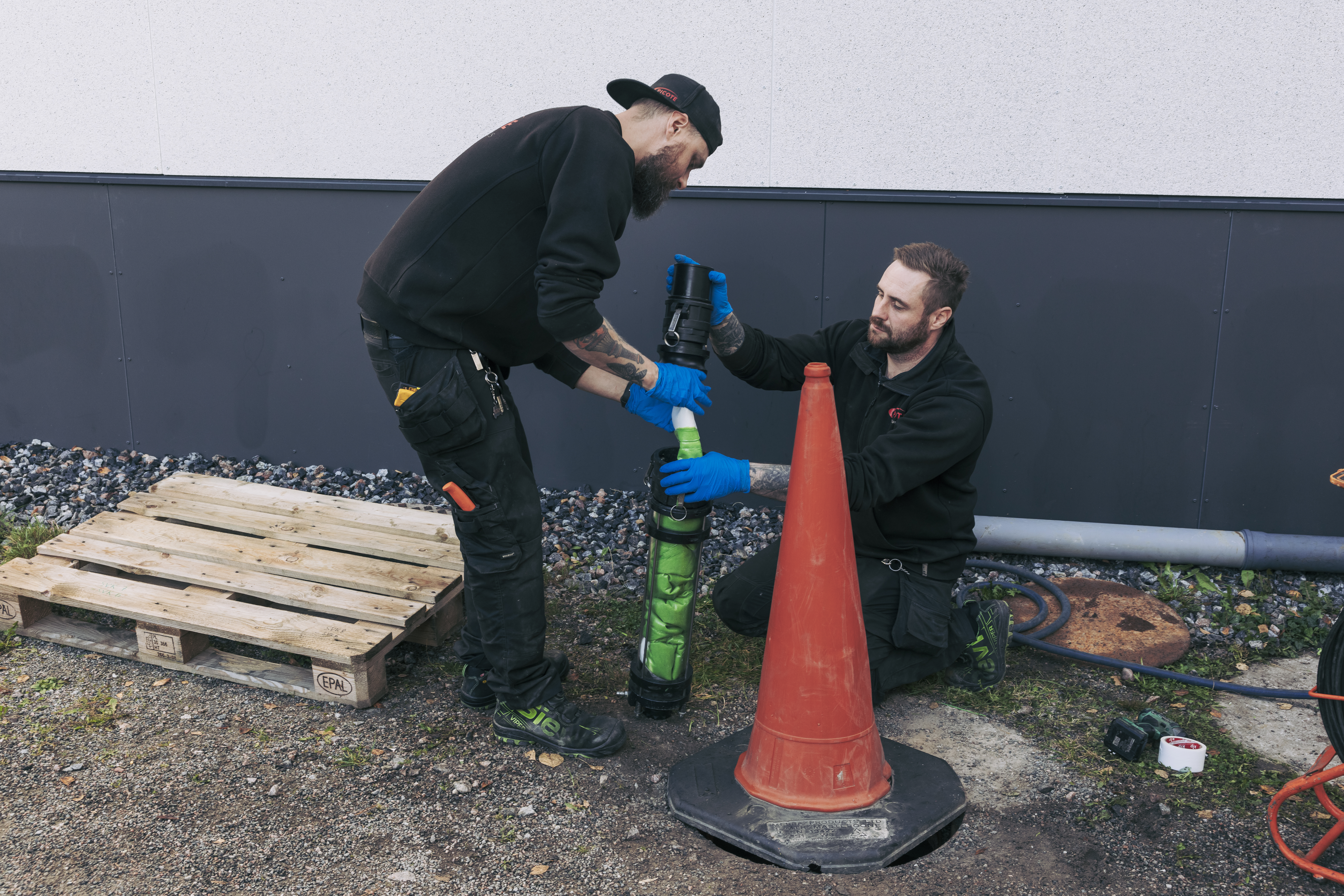 Viemärisukan asettaminen "asennustykkiin", kun sukitetaan putkistoa.