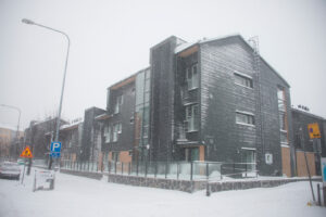 Julkisivuremontoitu talo lumipeitteen alla