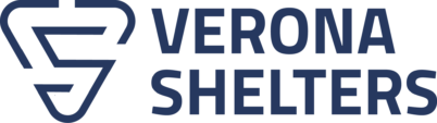Sininen vaakasuuntainen Verona Shelters -logo: vasemmalla tyylitelty V- ja S-kirjaimista muodostuva symboli ja oikealla isot kirjaimet VERONA SHELTERS
